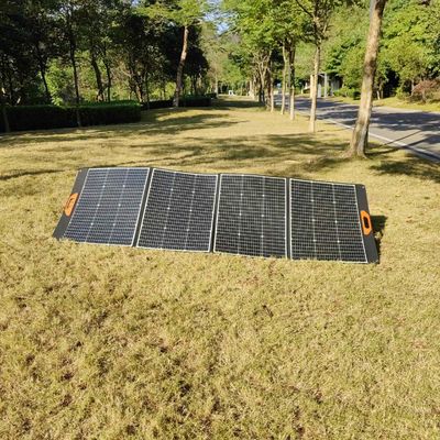 Centrale fotovoltaica portatile all'aperto con pannello solare