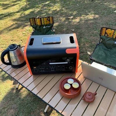 Stazione di energia solare portatile con caricabatterie a bordo e inverter di onde sinusoidali puro da 2200W