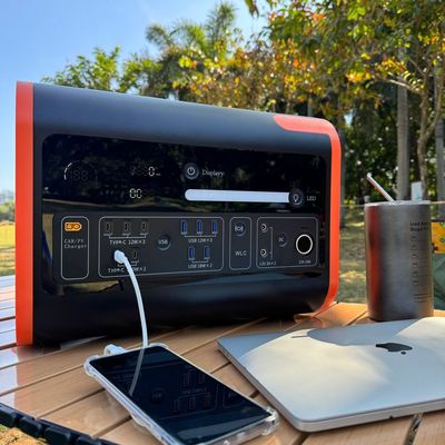 Stazione elettrica a batteria LiFePO4 con ricarica wireless e uscita AC