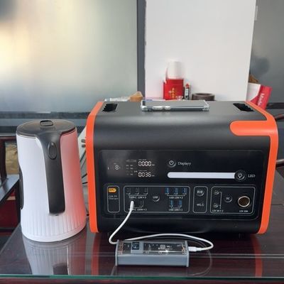Stazione di stoccaggio di energia portatile all'aperto con pannelli solari pieghevoli