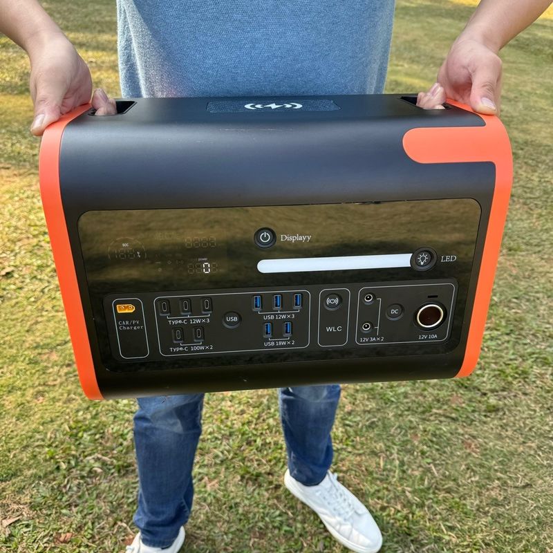 AT22 220V Potenza portatile 2200W Batteria al litio di picco 4400W per campeggi e emergenze