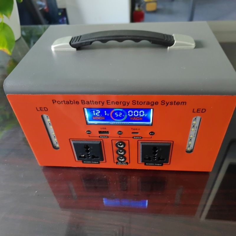 Stazione di ricarica di dispositivi mobili solari off-grid da 300 W con onda di correzione di uscita 12 V CC